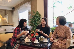 Visitors enjoy Vietnamese tea. The drink's distinctive flavour and cultural identity are increasingly spreading. (Photo: VNA)