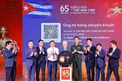 Officials at the launch of the national donation campaign for Cuba. (Photo: VNA)