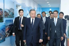 Party General Secretary To Lam visits Dongwon Global Terminal Busan in Busan city. (Photo: VNA)