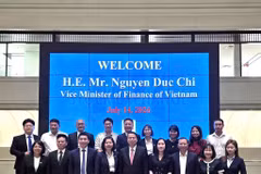 Deputy Minister of Finance Nguyen Duc Chi has a working session with representatives of Japan's Financial Services Agency (JFSA) and Securities and Exchange Surveillance Commission (SESC) in Tokyo on July 14 to exchange experience in securities market development. (Photo: State Securities Commission)