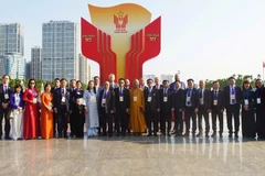 Overseas Vietnamese attending the 11th National Patriotic Emulation Congress pose for a commemorative photo. (Photo: VNA)