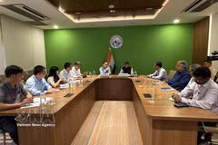The VASS delegation meets with researchers from the Institute for Studies in Industrial Development (ISID). (Photo: VNA)