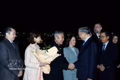General Secretary of the Communist Party of Vietnam (CPV) Central Committee and State President To Lam (fifth, left) arrives at Sydney Kingsford Smith Airport on August 9 evening (Photo: VNA)