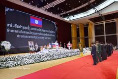 National Assembly Chairman Tran Thanh Man leads a high-ranking delegation of the Party and State of Vietnam to pay tribute to Politburo member and President of the National Assembly of Laos Xaysomphone Phomvihane. (Photo: VNA)