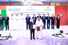 Prime Minister Pham Minh Chinh witnesses the handover ceremony of cooperation agreements between Vietnamese and UAE enterprises. (Photo: VNA)