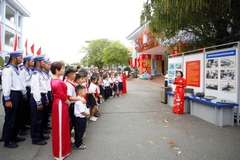 Visitors to the exhibition in Cam Ranh city, Khanh Hoa province (Photo: VNA)