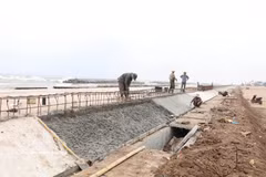 Sea dike protection works to deal with the risk of erosion and rising sea levels in Hai Thinh commune, Ninh Binh province. (Photo: VNA)