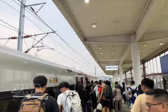 Trains are one of the top choices for Indonesians and tourists alike. (Photo: VNA)