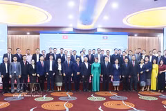 Delegates of Laos and Vietnam at the ceremony launching two specialised training courses for Lao journalists in Vientiane on June 22. (Photo: VNA)