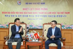 President of the Vietnam Journalists Association Le Quoc Minh (right) and President of the Journalists Association of Korea Park Jong-hyun at the meeting in Hanoi on June 22 (Photo: VNA)