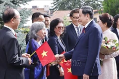 National Assembly (NA) Chairman Tran Thanh Man and his spouse Nguyen Thi Thanh Nga meet with staff from Vietnamese representative offices in Switzerland on July 27 in Geneva. (Photo: VNA)