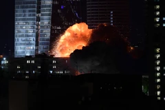 A building in Tel Aviv is hit by an Iranian missile fired into Israeli territory on the evening of June 13 (Photo: XINHUA/VNA)