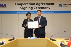 VNA General Director Vu Viet Trang (L) and President and CEO of Yonhap Hwang Dae-il (Photo: VNA)