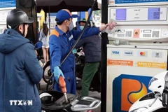 People buy petrol at Petrolimex petrol gas station in Hanoi (Photo: VNA)