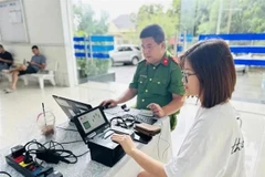 Police in HCM City's Thu Duc city issue level-2 e-identification accounts to citizens. (Photo: www.sggp.org.vn)