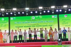 Delegates press the button to launch the 'For a Green National Environment" Programme 2025. (Photo: VNA)