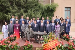 State President Luong Cuong and staff of the Vietnamese Embassy in China pose for a group photo. (Photo: VNA)