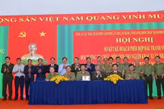 Representatives of police forces from seven southern provinces and cities sign a coordination agreement at the conference. (Photo: VNA)