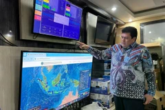 Director of Air Quality Protection and Management, Edward Nixon Pakpahan, showcases the air quality monitoring system of Indonesia's Ministry of Environment in Jakarta on June 11. (Photo: Antara)