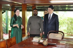 State President Luong Cuong (R) and Sri Lankan President Anura Kumara Dissanayaka pose for a photo in Uncle Ho's Stilt House. (Photo: VNA)