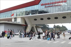 Passengers pass through the Huu Nghi International Border Gate in Lang Son province. (Photo: VNA)