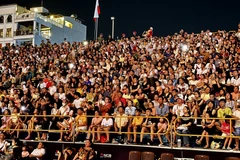 A large number of people and tourists enjoy the fireworks displays of the host team Da Nang and reigning champion Finland on the opening night (Photo: VNA)