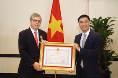 Deputy Minister of Foreign Affairs Dang Hoang Giang (R) presents the Friendship Order to Brazilian Ambassador to Vietnam Marco Farani. (Photo: Ministry of Foreign Affairs)