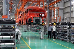 Production activities at the passenger car manufacturing and assembly plant of Kim Long Motor Hue Joint Stock Company in Chan May – Lang Co Economic Zone in Hue city. (Photo: VNA)