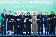 Prime Minister Pham Minh Chinh (C) and delegates pose for a group photo. (Photo: VNA)