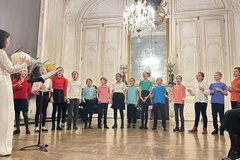 A performance by Choeur Tim choir at Vietnam cultural night in Versailles. (Photo: VNA)