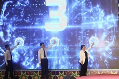 Representatives from Cao Bang province and Baise city jointly inaugurate the cross-border tourism route between the two localities. (Photo: VNA)
