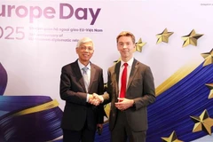 Vice Chairman of the Ho Chi Minh city People's Committee Vo Van Hoan (left) and EU Ambassador to Vietnam Julien Guerrier. (Photo: VNA)
