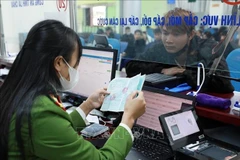 A police officer in Lai Chau province guides citizens to complete administrative procedures at the provincial Public Administrative Service Centre. (Photo: VNA)