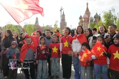 Vietnamese expatriates in Russia gather on Red Square on May 3, 2025 to welcome the Vietnam People’s Army delegation, which is in Russia join the military parade marking the 80th anniversary of the Victory in the Great Patriotic War. (Photo: VNA)
