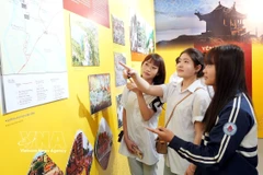 Students explore the exhibition (Photo: VNA)