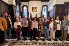 Vietnamese Ambassador to Argentina Ngo Minh Nguyet (centre, in pink), together with representatives of the Argentina–Vietnam Cultural Institute, the Communist Party of Argentina, and local press and media agencies at the embassy's early-spring gathering in Buenos Aires on March 19, 2026. (Photo: VNA)