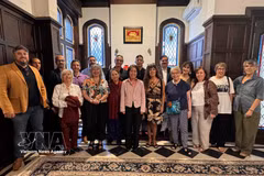 Vietnamese Ambassador to Argentina Ngo Minh Nguyet (centre, in pink), together with representatives of the Argentina–Vietnam Cultural Institute, the Communist Party of Argentina, and local press and media agencies at the embassy's early-spring gathering in Buenos Aires on March 19, 2026. (Photo: VNA)
