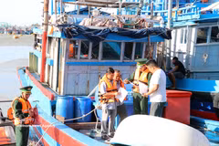 Officers from the Ca Na border guard station and the management board of Ca Na fishing port in Khanh Hoa province inspect documents related to fishermen’s vessels (Photo: VNA) 