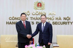 Lao Minister of Public Security Vanthong Kongmany (left) and Lieutenant General Nguyen Thanh Tung, Director of the Hanoi Department of Public Security, at their meeting on March 20. (Photo: VNA)