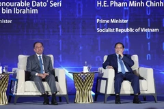 On May 28, 2025, within the framework of the 46th ASEAN Summit and other related Summits, in Kuala Lumpur, Malaysia, Prime Minister Pham Minh Chinh (R) and Malaysian Prime Minister Anwar Ibrahim participate in a discussion session on "Smart Grid: Connecting through Autonomous AI". (Photo: VNA)