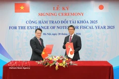 Deputy Minister of Finance Tran Quoc Phuong (left) and Japanese Ambassador to Vietnam Ito Naoki sign the exchange of notes on behalf of the governments of the two countries. (Photo: VNA)