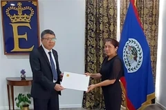 Vietnamese Ambassador to Mexico and Belize Nguyen Van Hai (L) presents his letter of credentials to Governor-General of Belize Dame Froyla Tzalam at a ceremony on July 14. (Photo: VNA)
