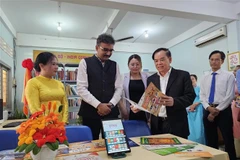 Representatives from the Consulate General of India in Ho Chi Minh City and Ben Tre province visit "India Corner" at Nguyen Dinh Chieu Library. (Photo: VNA)