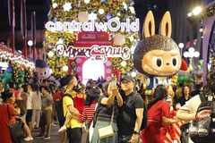 A couple poses for a selfie at the recent CentralWorld Merry Ville 2025 event in Bangkok. ( Photo: bangkokpost.com) 