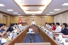 Representatives from the Ministry of Education and Training meet with students who compete at the Regeneron International Science and Engineering Fair (ISEF) 2025. (Photo: nhandan.vn)