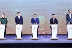 Prime Minister Pham Minh Chinh (middle) and delegates launch the Trump International Hung Yen project on May 21 with the ceremonial button-pressing. (Photo: VNA)
