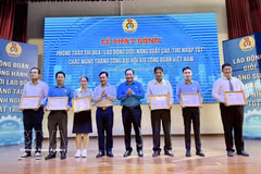 Master's degree holder Nguyen Duc Tai (far left) receives the Vietnam General Confederation of Labour's Creative Labour Certificate in 2025 for his three-axis camera robot. (Photo: VNA)