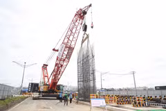 A reinforced steel cage is lowered for the diaphragm wall at the underground ST10 (Pham Van Bach) station on July 2. (Photo: VNA)