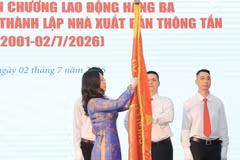 Minister of Culture, Sports and Tourism Lam Thi Phuong Thanh presents the third-class Labour Order to the VNA Publishing House in recognition of its outstanding contributions over the past 25 years. (Photo: VNA)