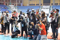 Foreign and Vietnamese reporters working at a sports centre in Bac Ninh province. (Photo: VNA)